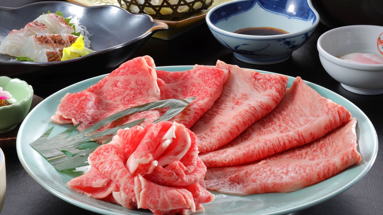 最高級・米沢牛A５ロースを２つの名物料理で味わう、二色鍋「温玉すきやき×;源泉しゃぶしゃぶ膳」例