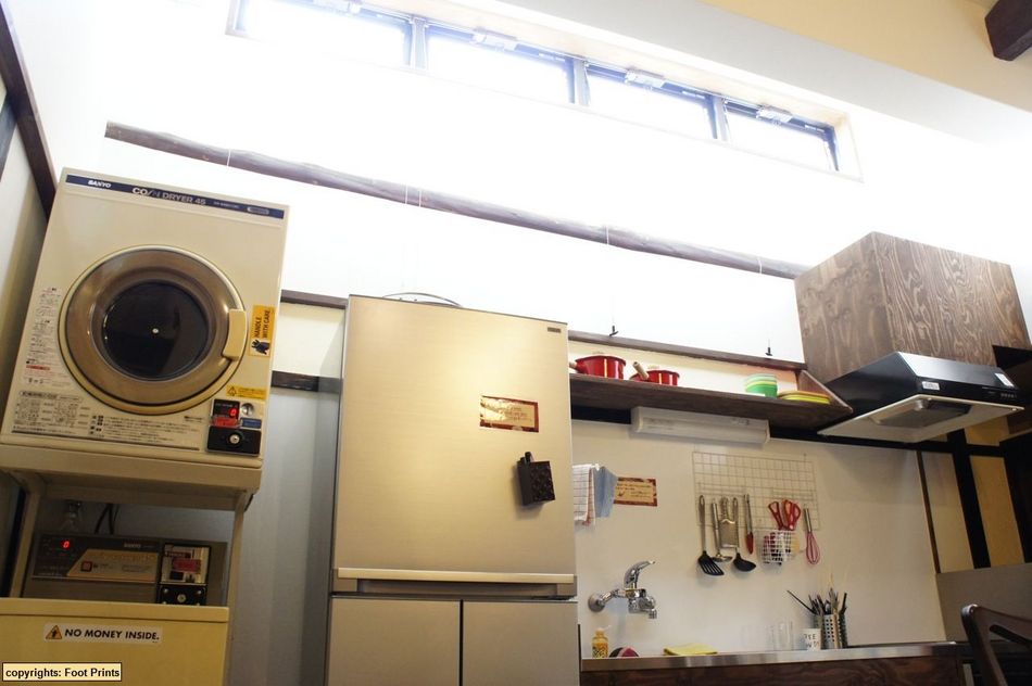 洗濯機は１回１００円（洗剤付）。乾燥機は２０分１００円。物干し台もご用意しています。
