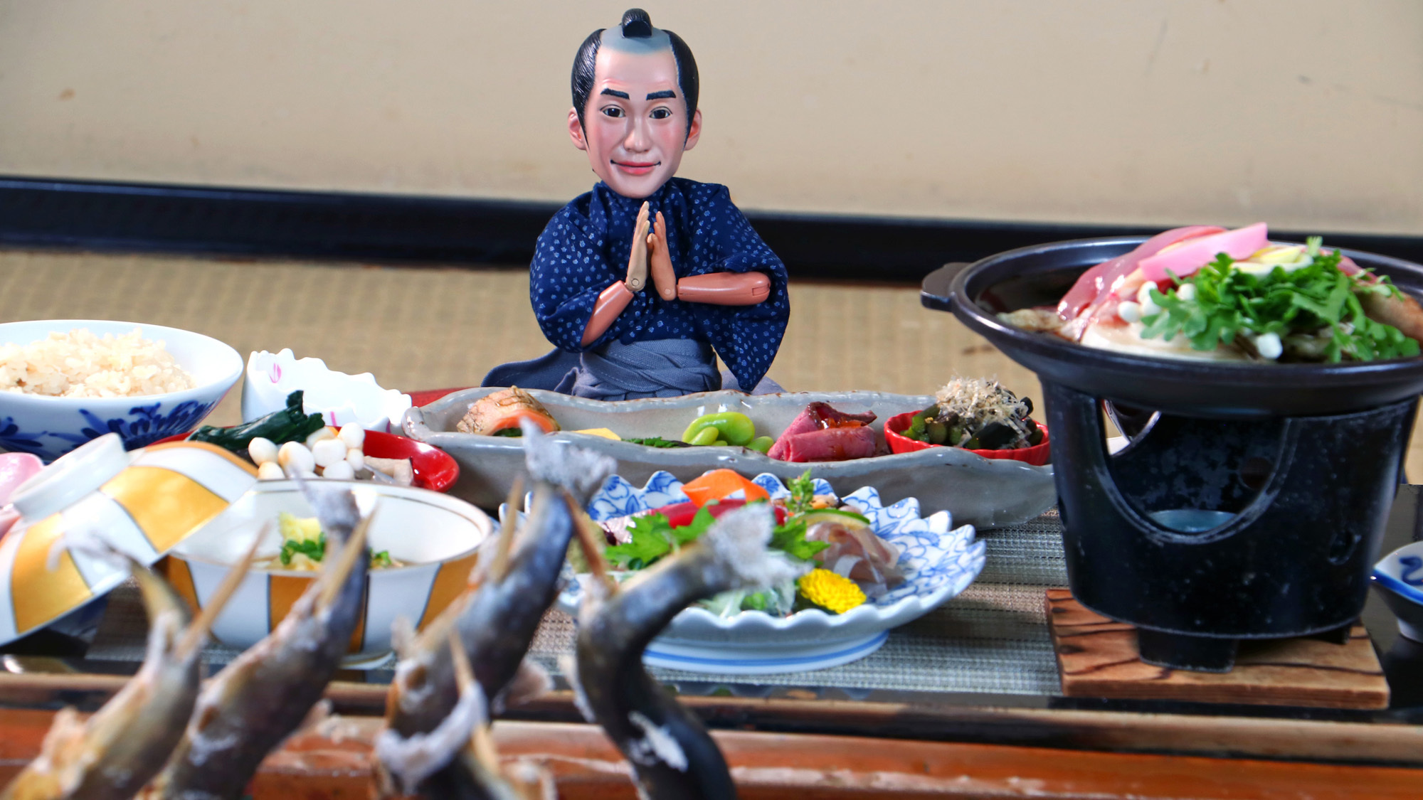 囲炉裏を囲んだ夕食。会津侍若松っつんも美味しくお腹を満たせて大満足！