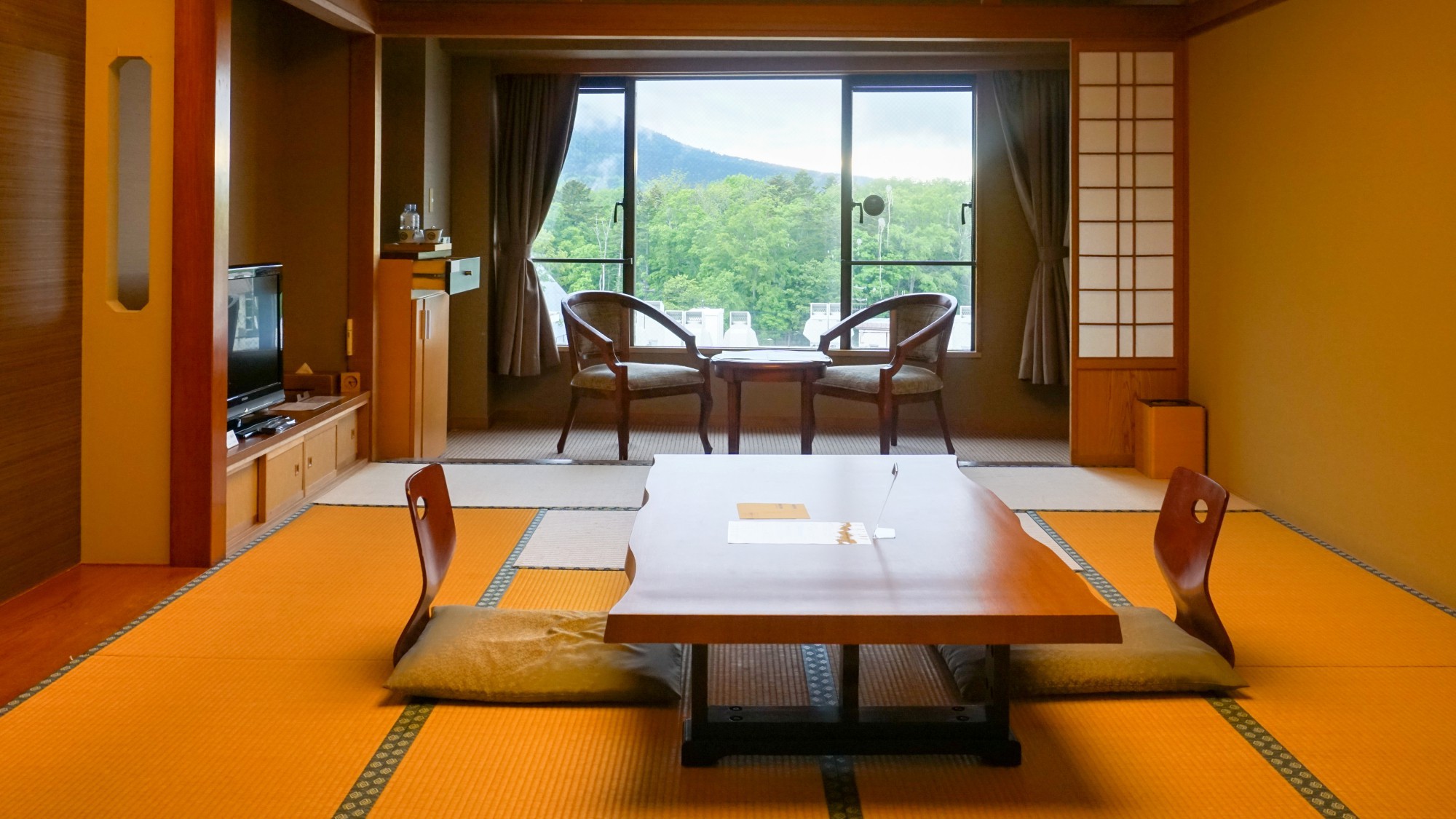 【山側】和室（バス付）／日本情緒を感じながらも快適にお過ごしいただける和室（イメージ）