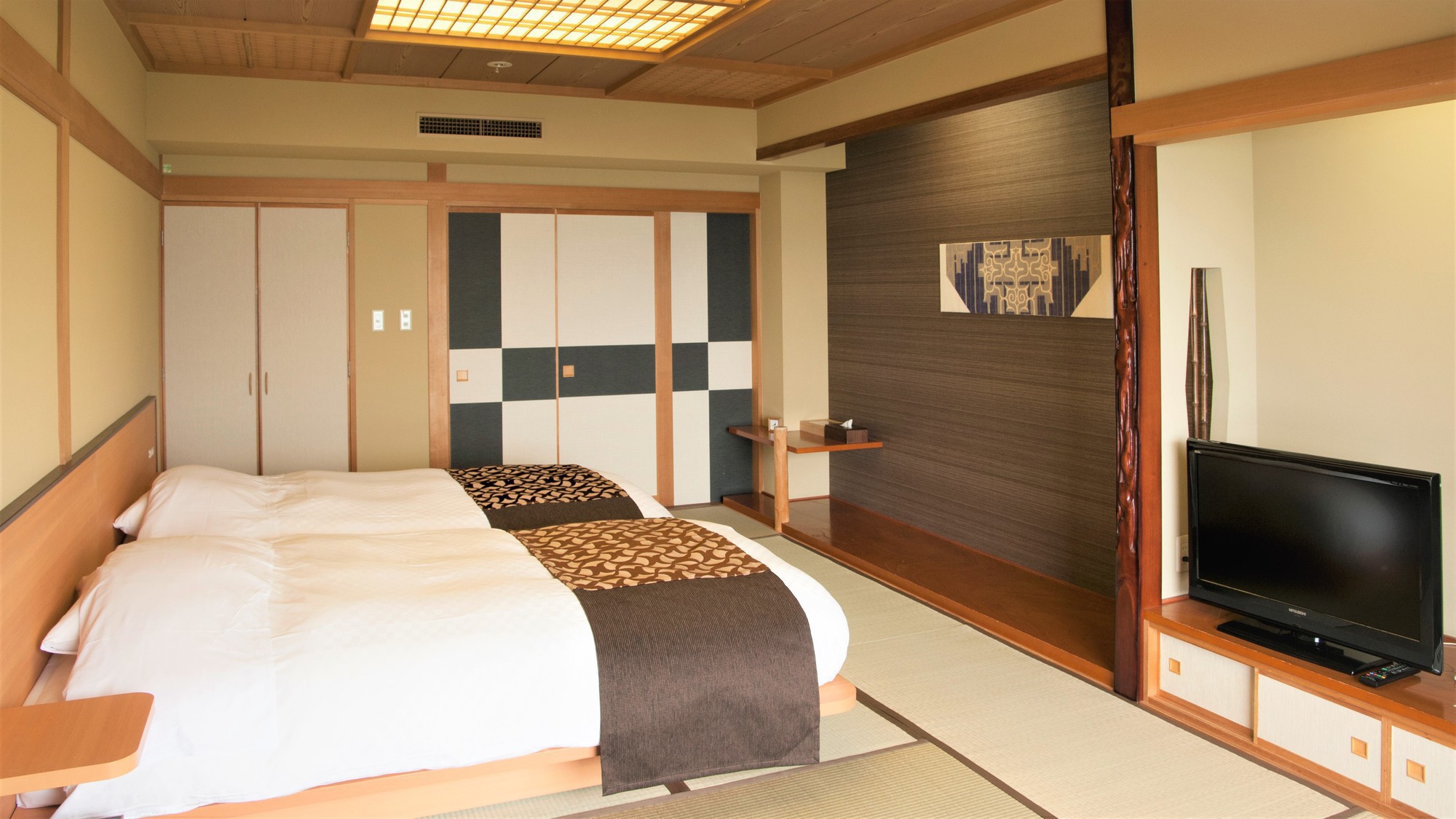 【湖側】和室ツイン（客室一例）／和室のお部屋にベッドを配したベッド派にお勧めのお部屋をご用意。
