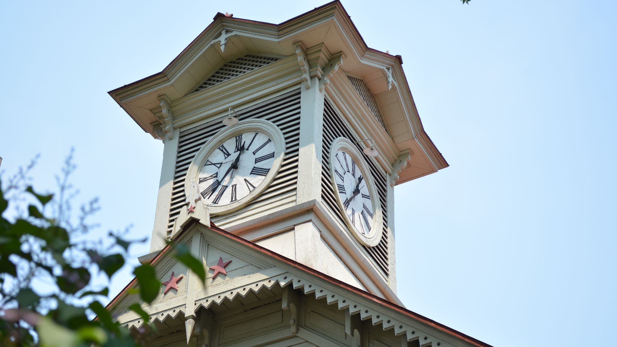 【周辺観光】時計台／毎正時に鳴る鐘の音を聴かせてくれる札幌を代表する歴史的建造物