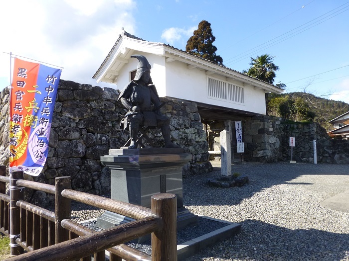 竹中半兵衛の像と門