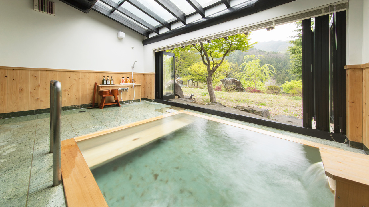 *特別室／客室専用の半露天風呂で景色と温泉を堪能
