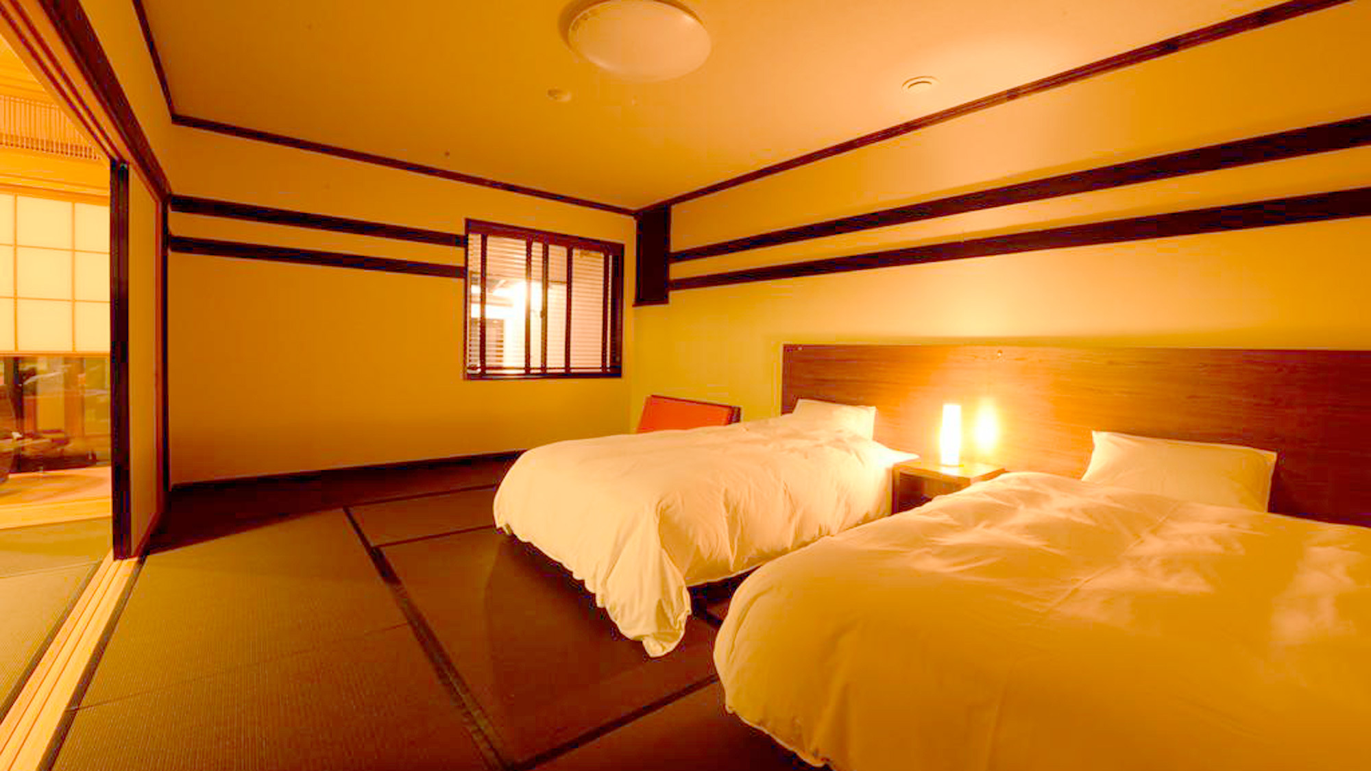 *和室二間／やわらかな明かりに包まれる夜の寝室