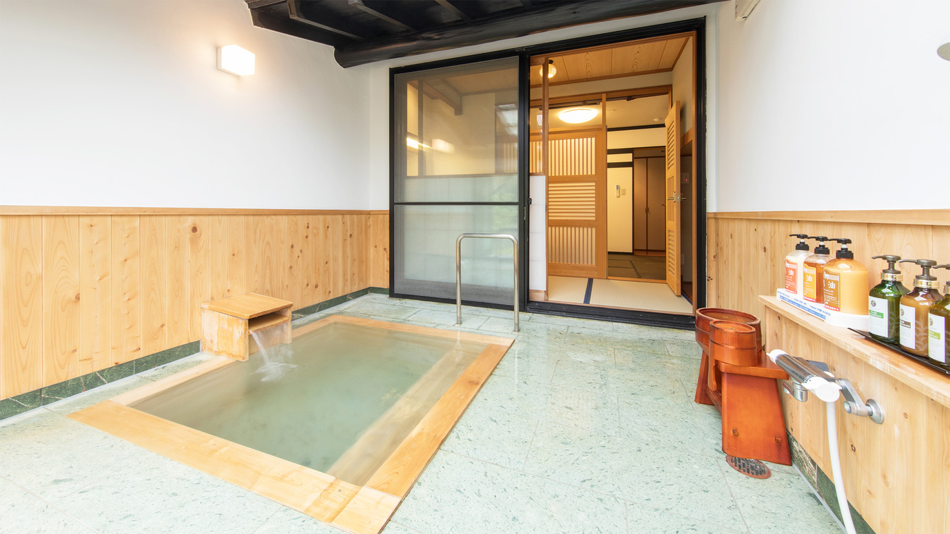 *和室6畳／客室専用の半露天風呂で景色と温泉を堪能