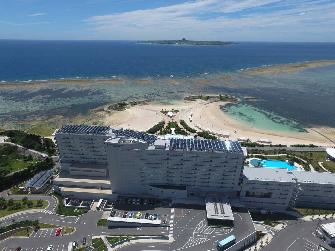 ホテル外観空撮エメラルドビーチ&伊江島