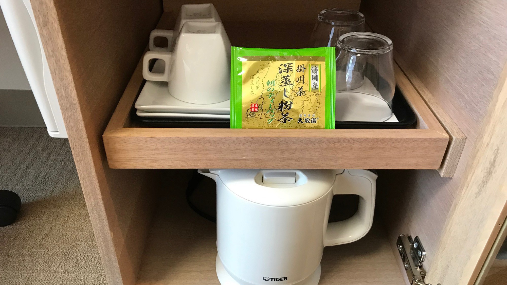 客室カップ&グラスコーナー