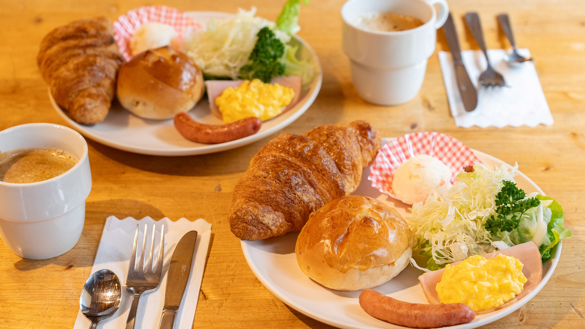 ・【朝食】地元の老舗店から取り寄せたパン、ハム、ウインナーを使用したこだわりの洋朝食