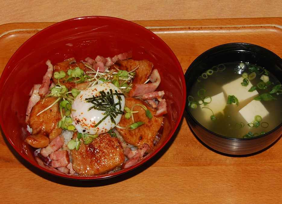 温泉卵付豚ベーコン丼