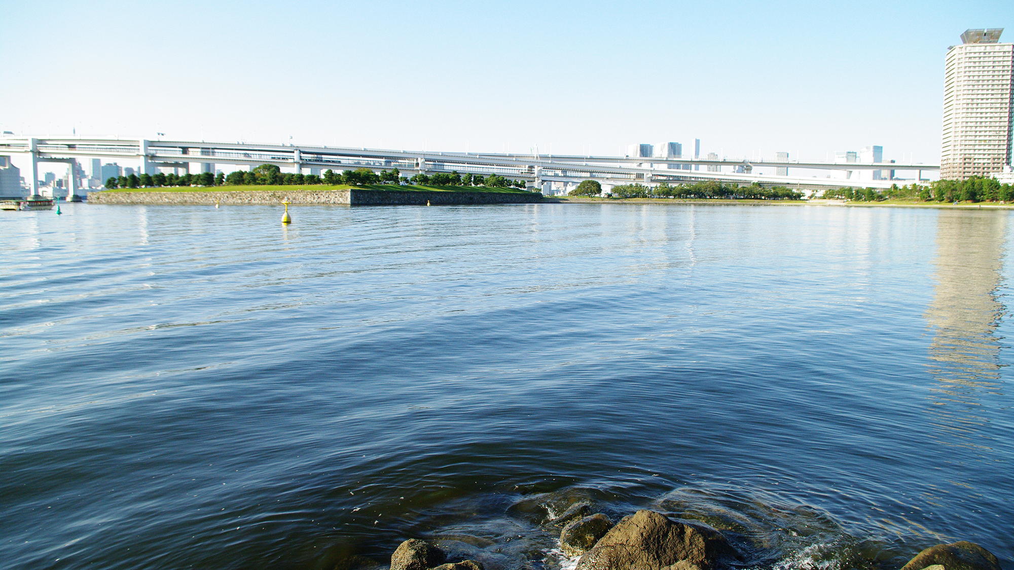 周辺観光｜お台場海浜公園（公共交通機関で約20分）