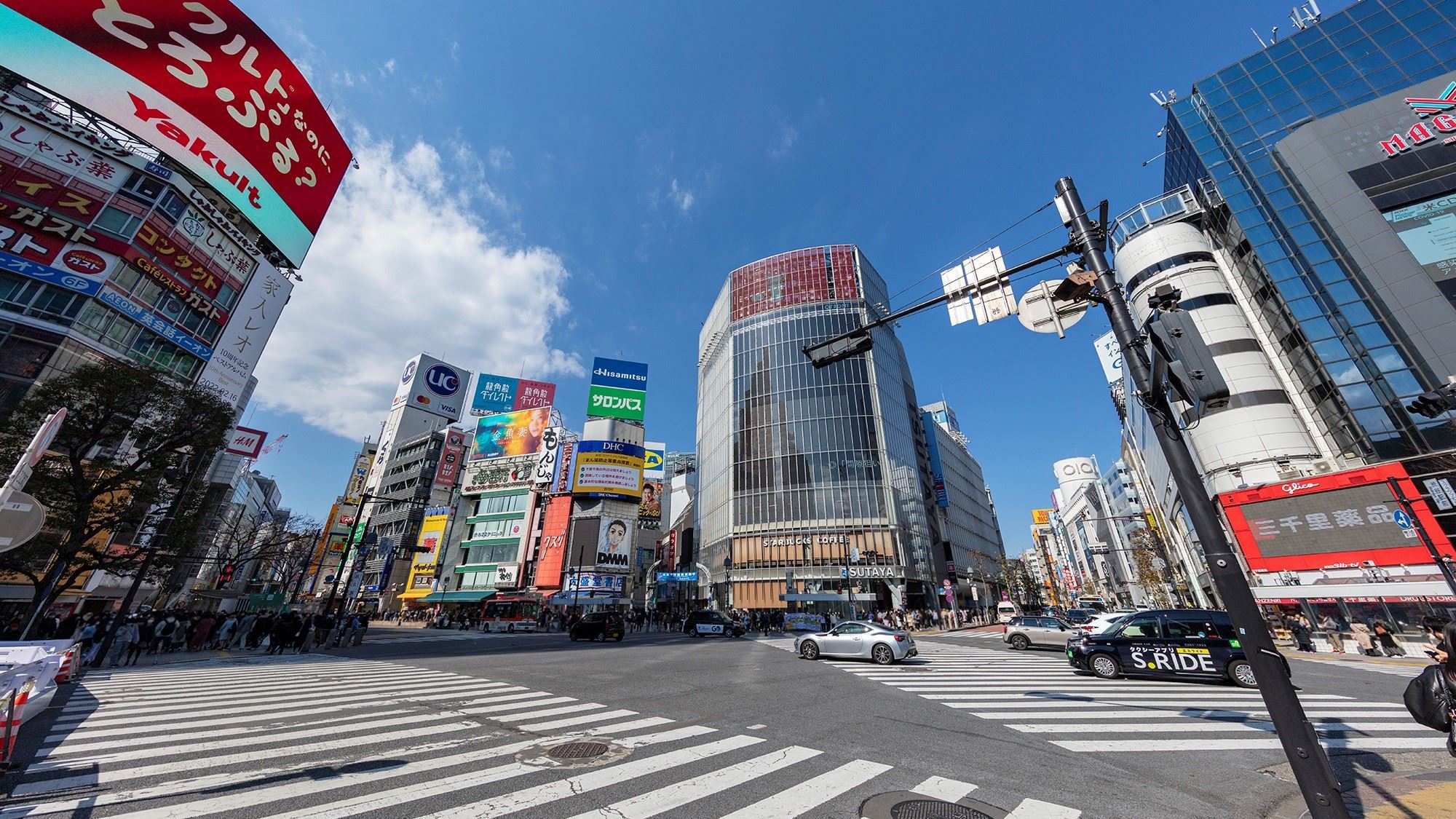 周辺観光｜渋谷スクランブル交差点（公共交通機関で約28分）