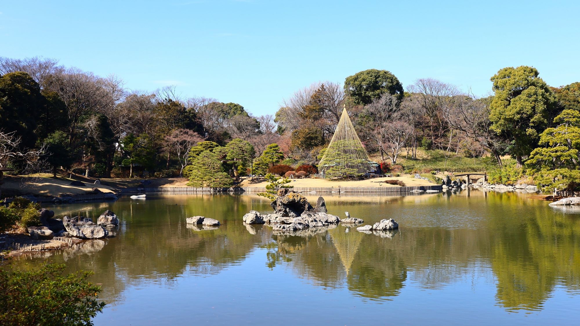 周辺観光｜六義園（公共交通機関で約37分）