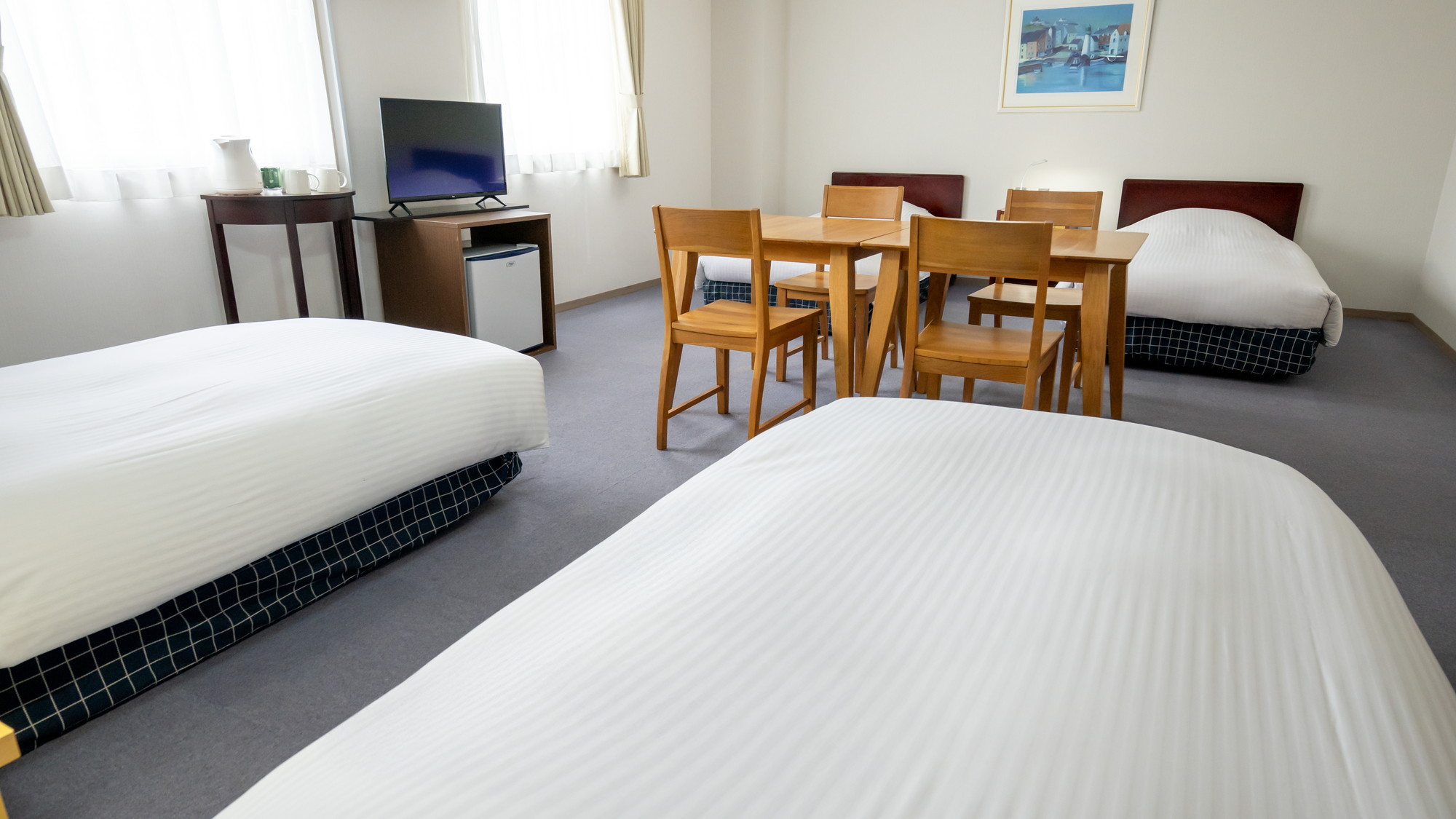 ファミリールーム。広々としたお部屋でゆったりとお寛ぎください。