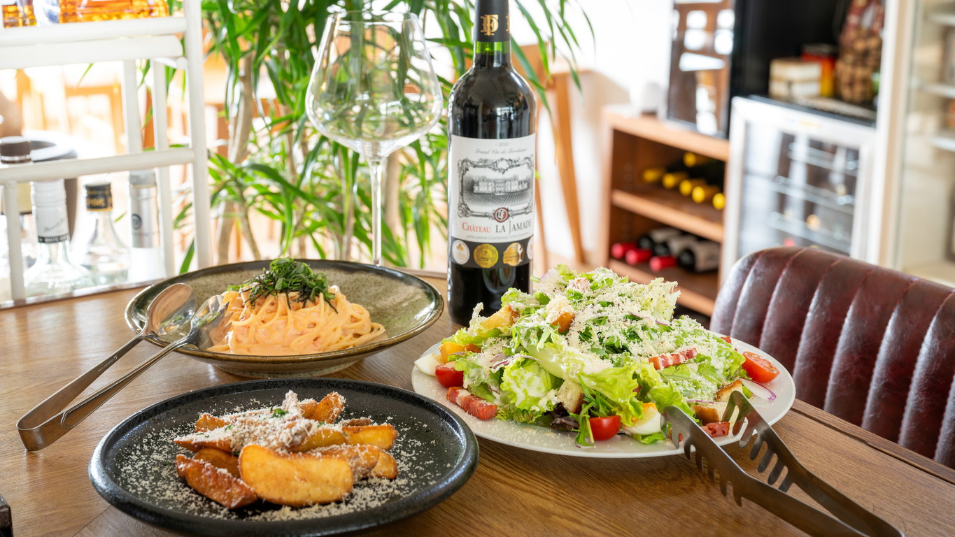 1F提携レストランお肉と地魚のお店「CORK」