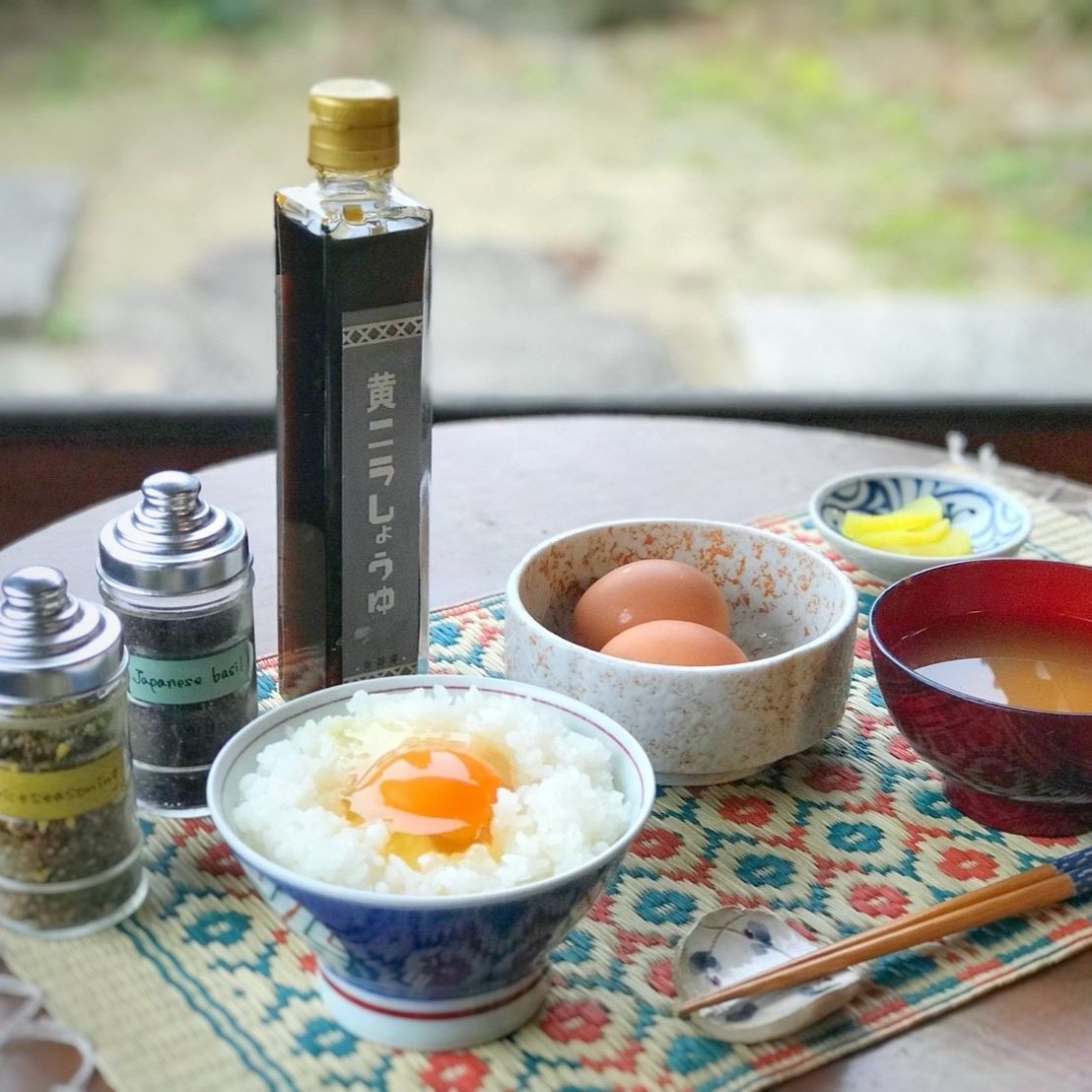 朝食 黄ニラ醤油を使った卵かけご飯とみそ汁（セルフサービス、別料金¥500）