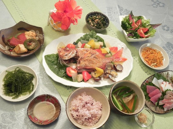 魚のアクアパッツアがメインディッシュの夕食一例