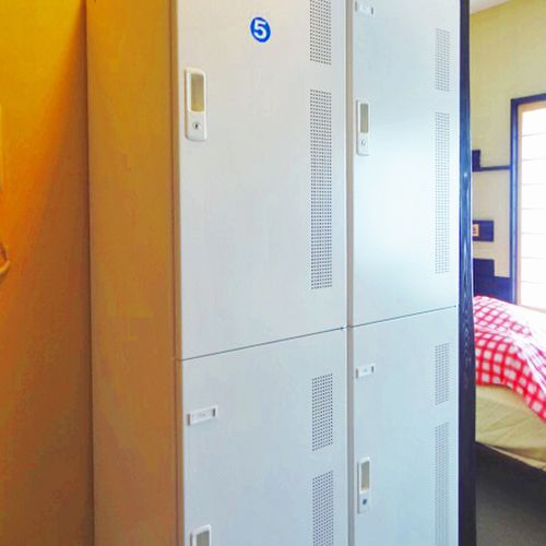 鍵付きのロッカーがあります。貴重品はここへ。