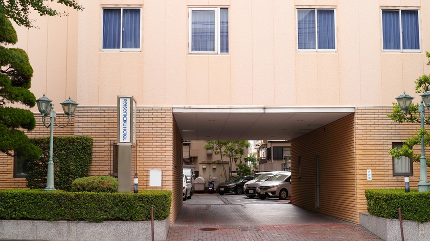 正面玄関向かって右側に駐車場の出入り口がございます。