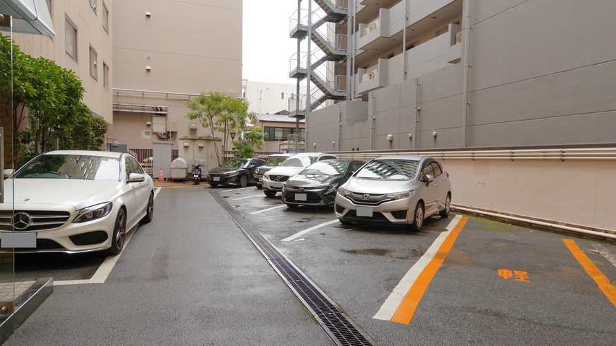 ホテル敷地内駐車場は当日の先着順でございます１泊 ¥;800（15：00〜翌10：00）