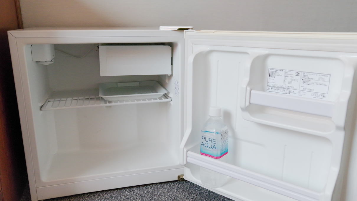 【客室冷蔵庫】冷蔵庫内のミネラルウォーターはご自由にお飲みください♪