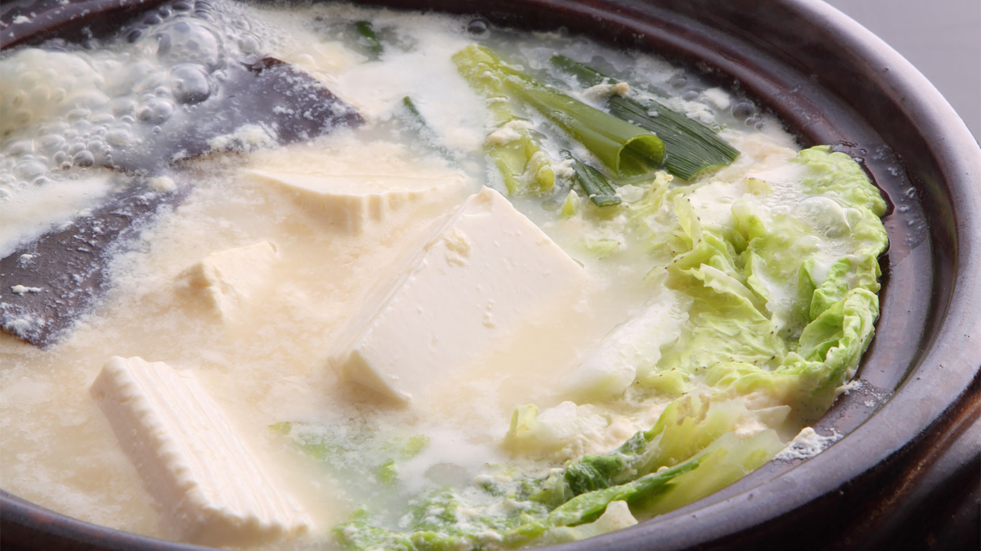*【湯豆腐】ベジタリアンにも好評の野菜たっぷりダシと豆乳のスープの湯豆腐！