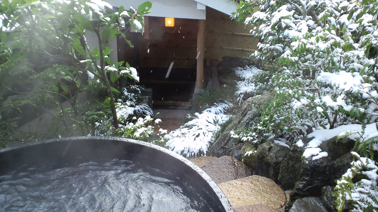 *【露天風呂】寒い冬は雪見風呂もお楽しみいただける日もございます。