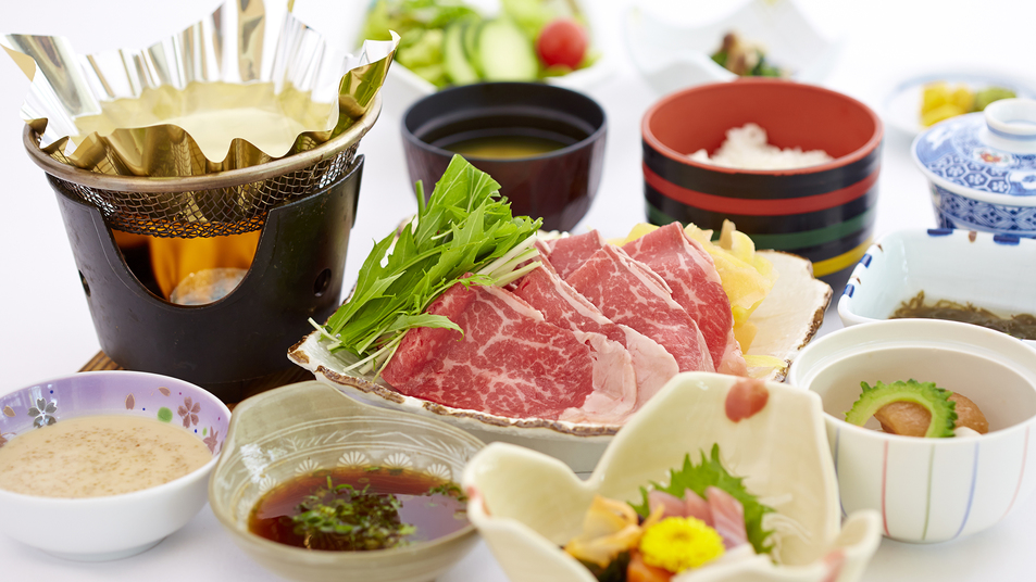 【しゃぶしゃぶイメージ】 地元の黒毛和牛や豚肉を使った料理もご用意。／メインダイニング泉河