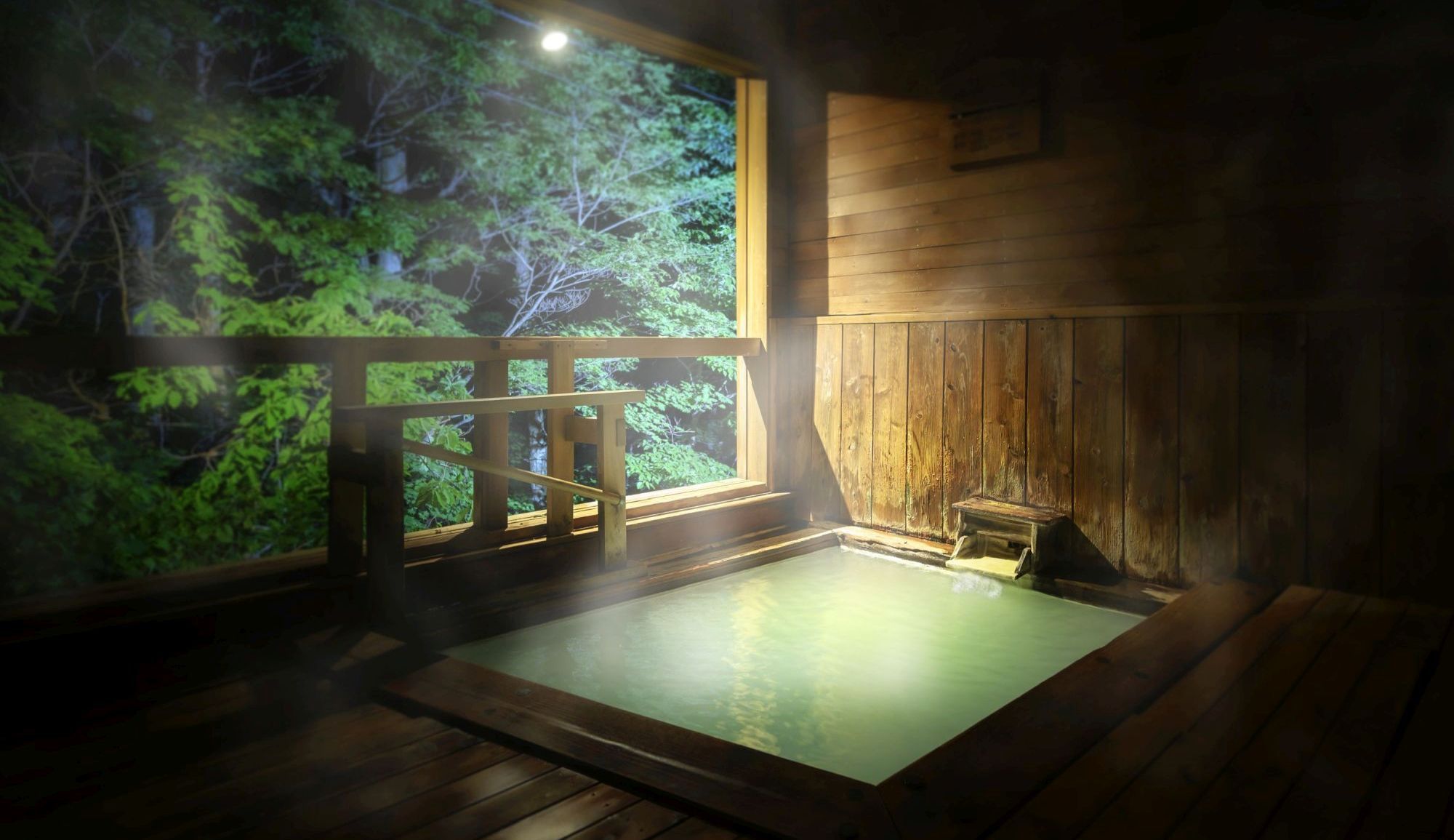 【蔵王温泉源泉掛け流し・かもしか遊びの湯（内湯）】〜昔ながらの温泉情緒あふれる木製の浴槽が特徴