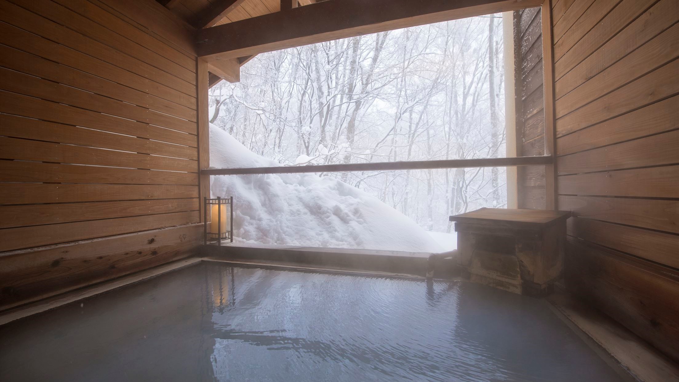 【かもしか遊びの湯・露天風呂】蔵王温泉に入りながら、幻想的な雪景色を眺める