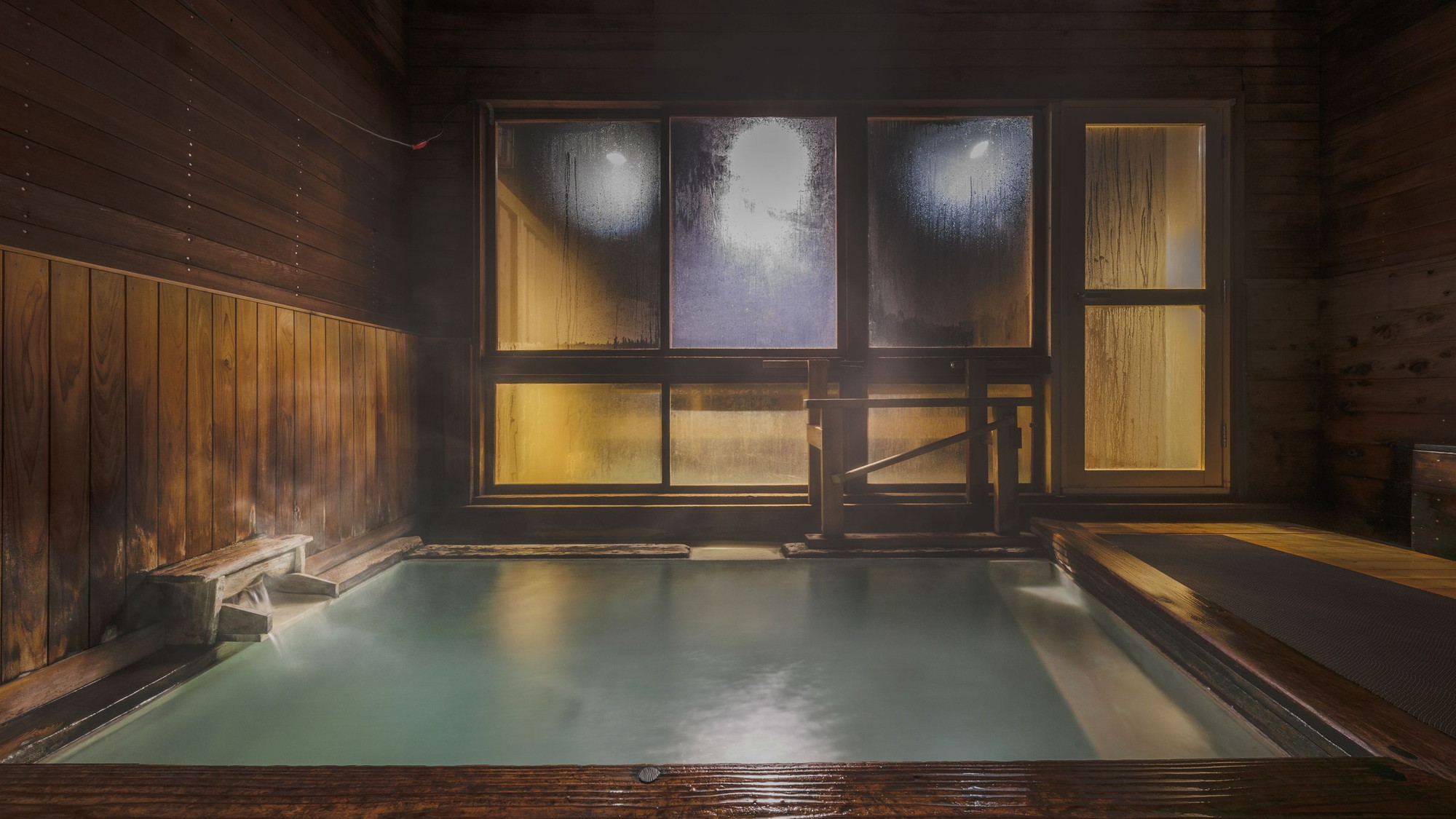 【やすらぎの湯】 全面木造りのまるで湯治場のような雰囲気の温泉浴場