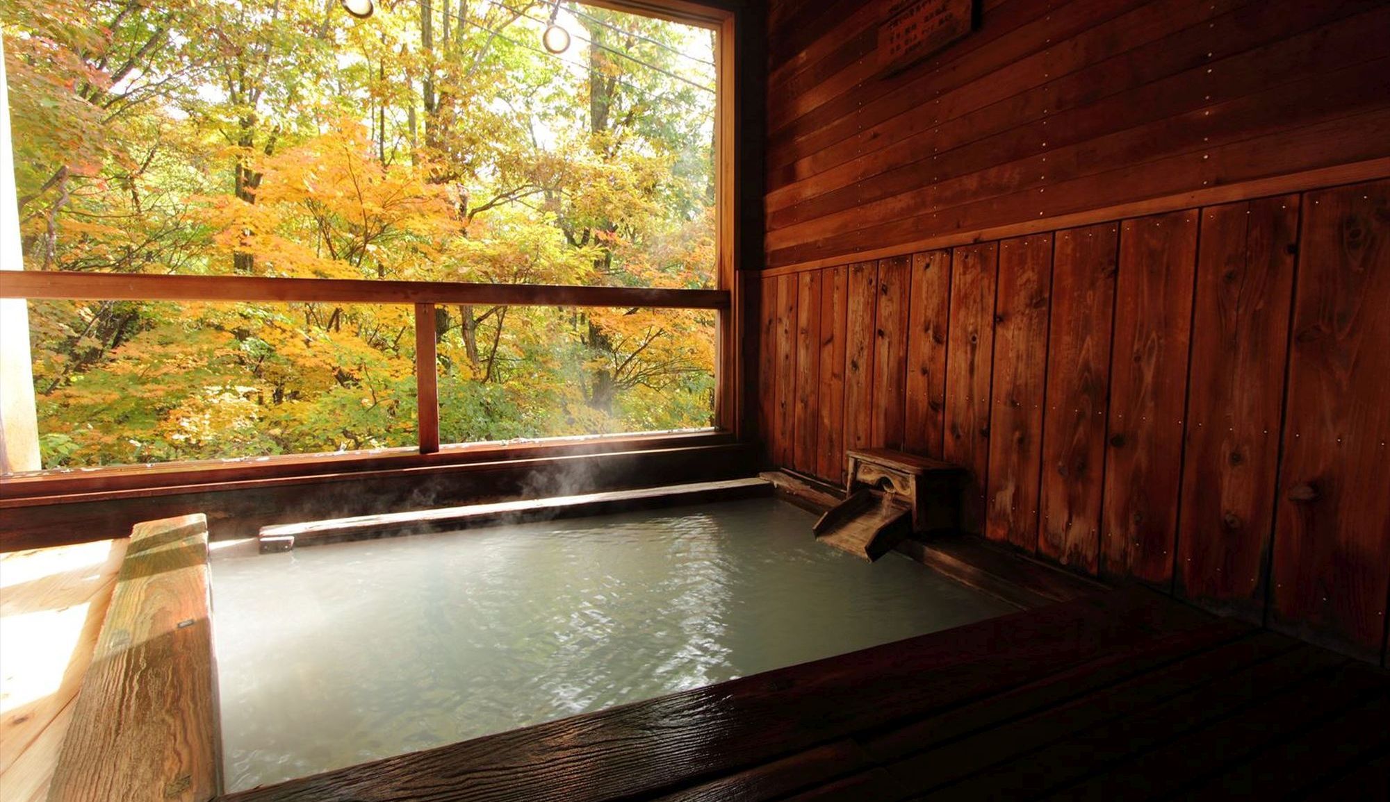 【かもしか遊びの湯】秋の紅葉を愛でながら掛け流しの温泉で至福のひと時ときを（紅葉9月下旬〜10月下旬