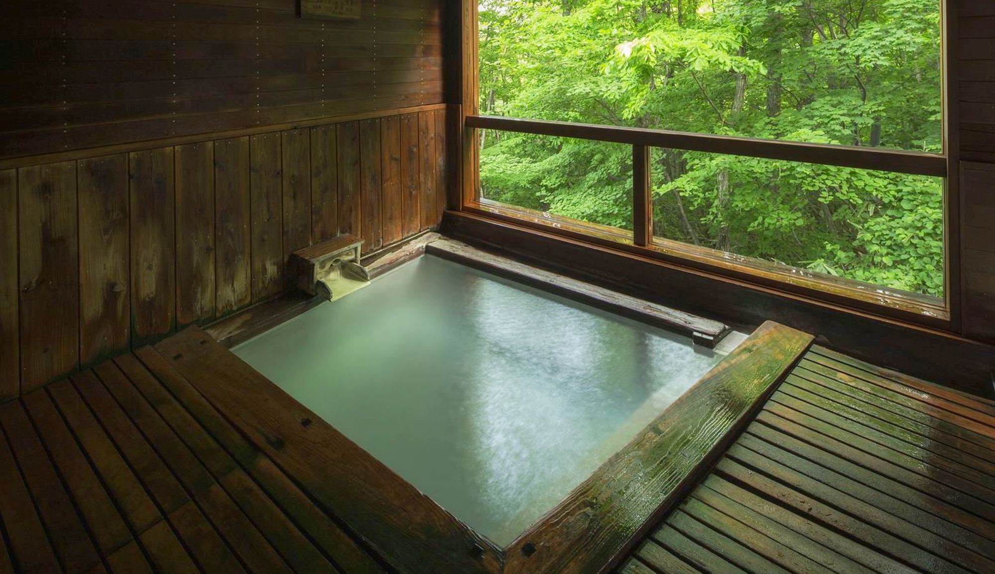 【やすらぎの湯】四季の彩りを眺める森に面した温泉浴場。