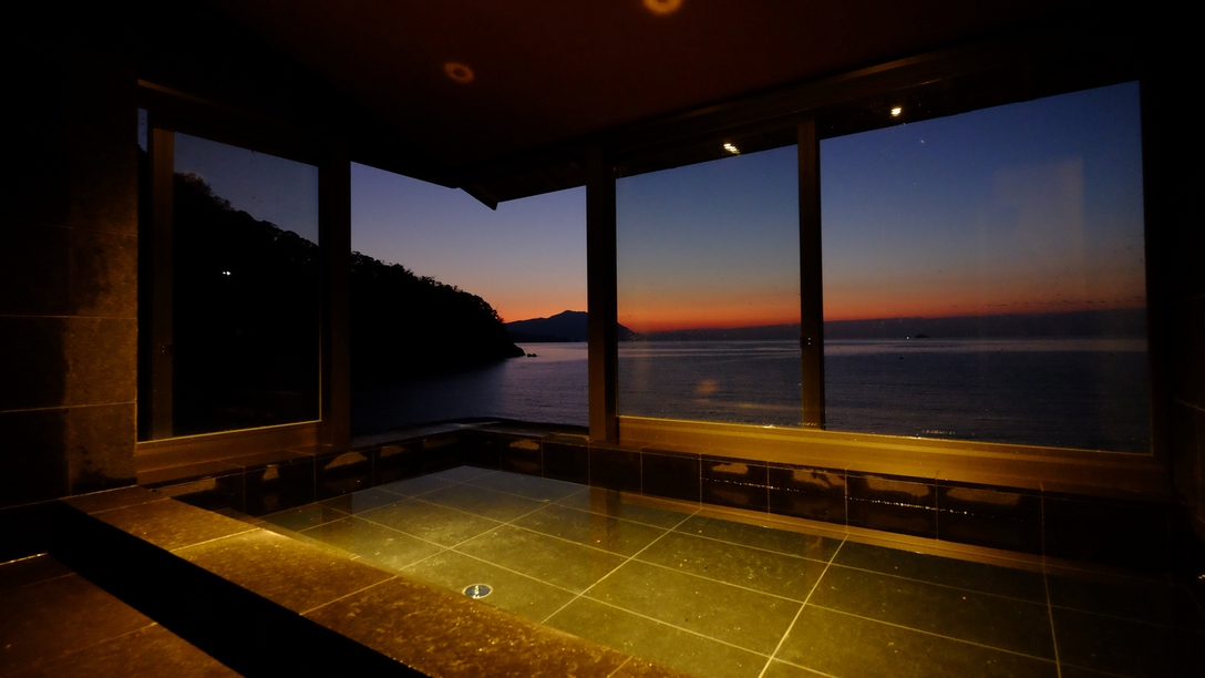 *【内湯】ガラス張りの展望風呂から、若狭湾に沈んでゆく夕日を一望。