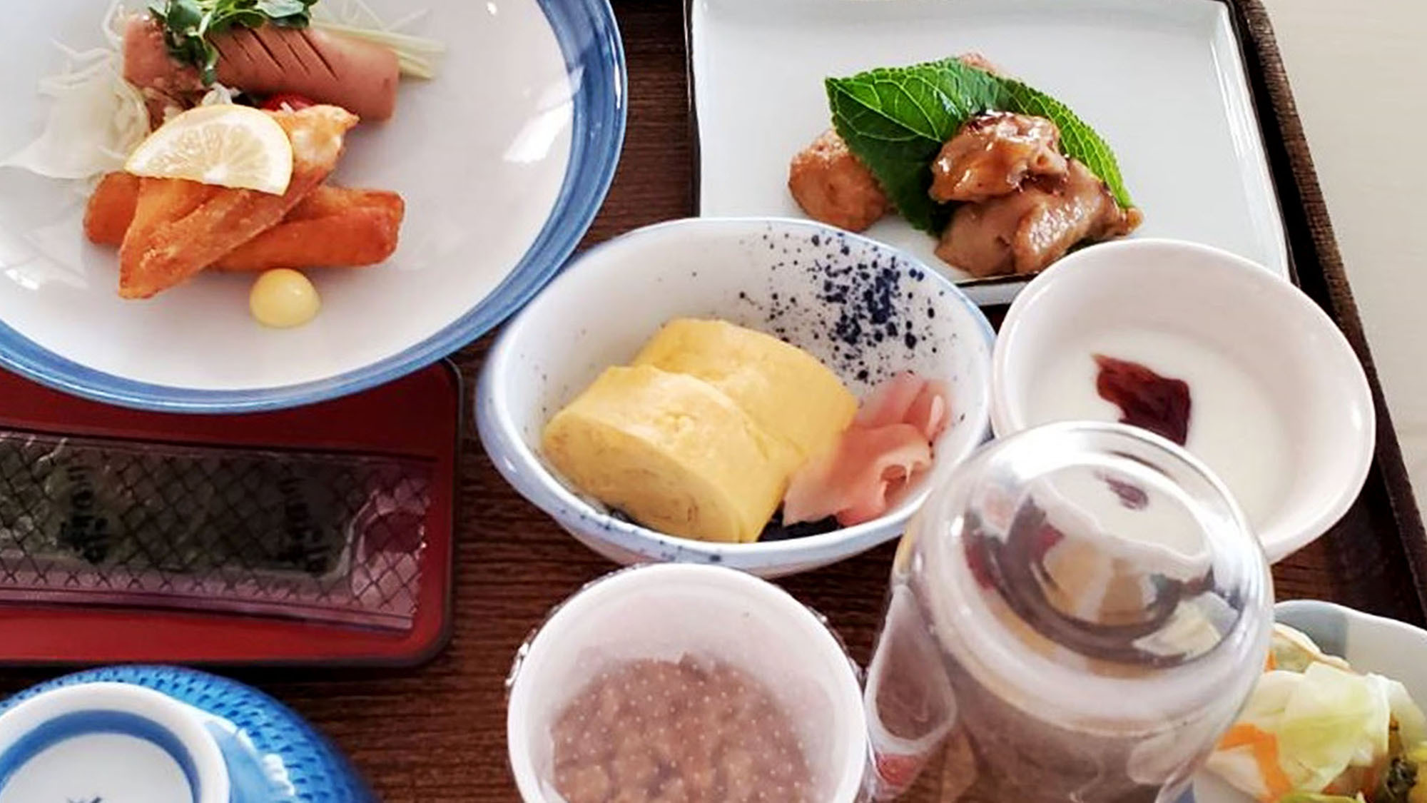 ・朝定食一例：炊き立てのご飯に熱々のお味噌汁…; 旅館ならではの朝食