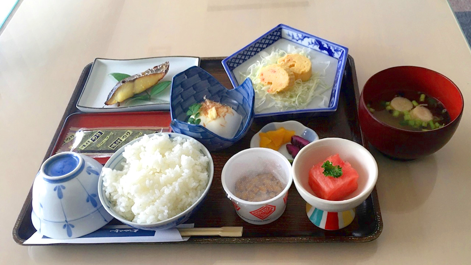 ・炊き立てのご飯に熱々のお味噌汁…; 和定食の健康朝食一例