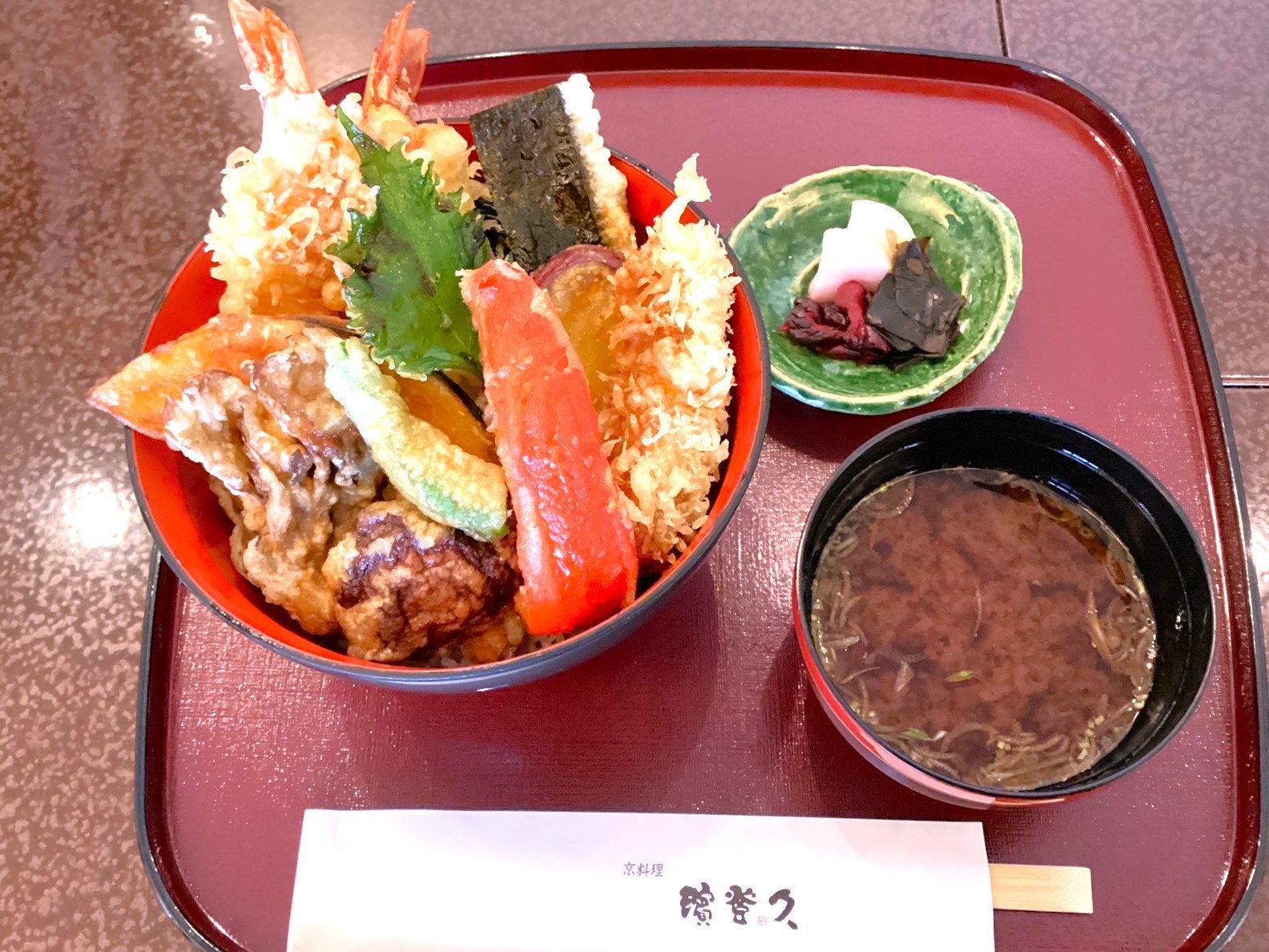 ＜料理長のおすすめ＞お昼の新メニュー：天ぷら丼（赤出汁・漬物付）