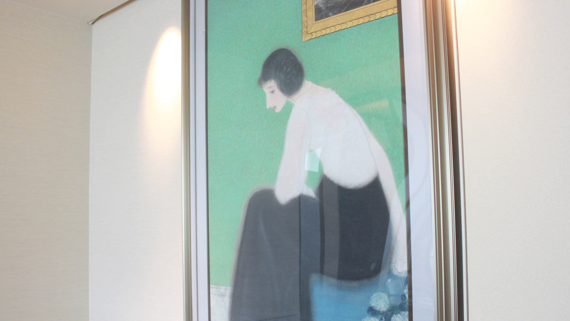 店内：旅する画家と呼ばれた小早川秋聲 の絵画が並びます
