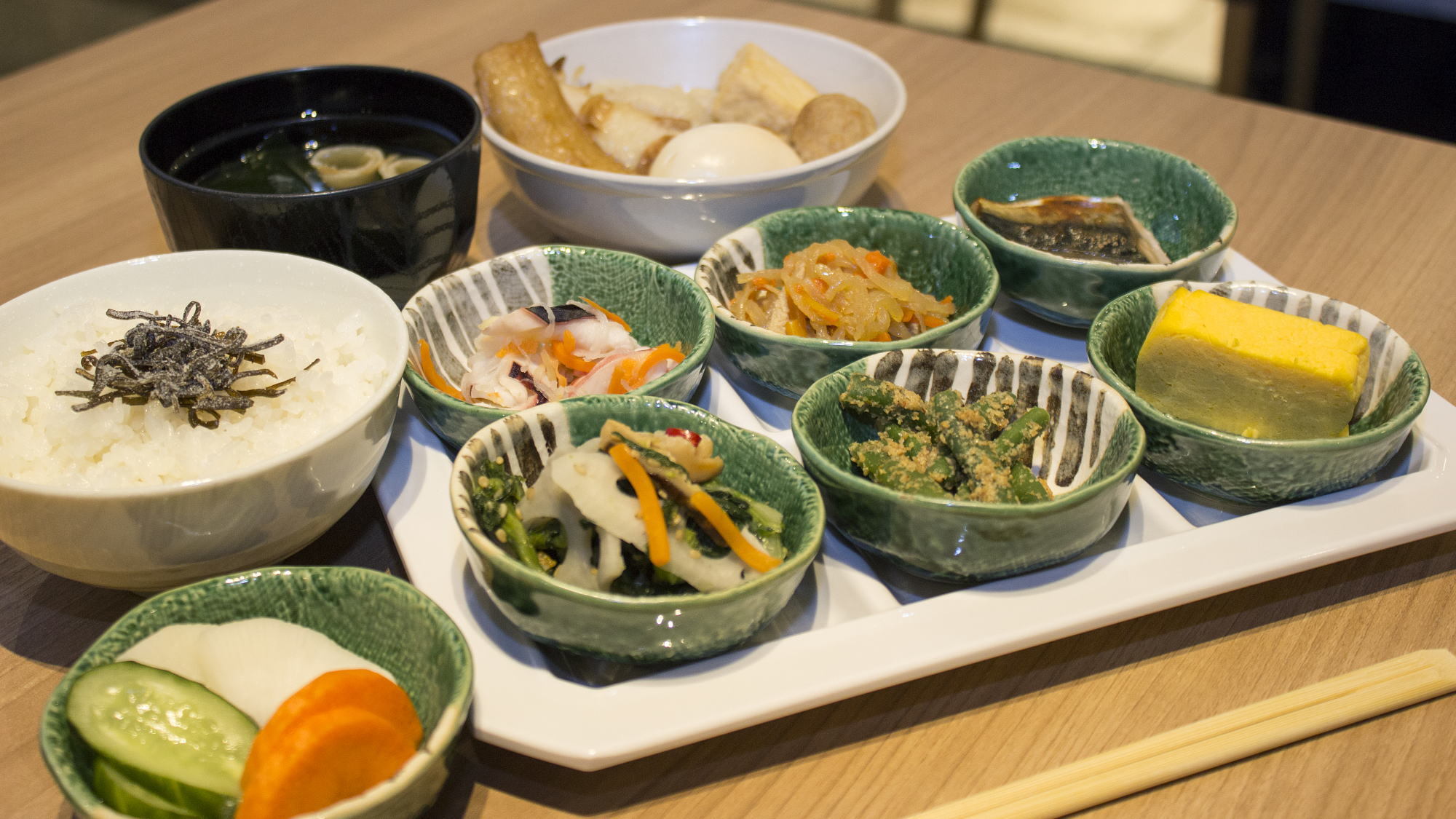 １Ｆレストラン「パティオ」朝食バイキング：おばんざいやおでんなど京都のお出汁をご堪能ください。