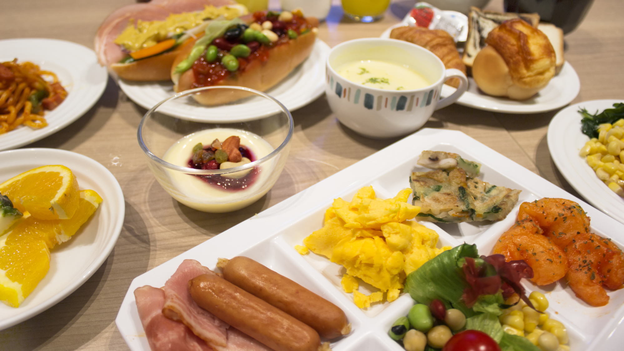 朝食バイキング：レストランPATIOでは、パンやサラダ、洋食を中心に約20種類のメニューをご用意。