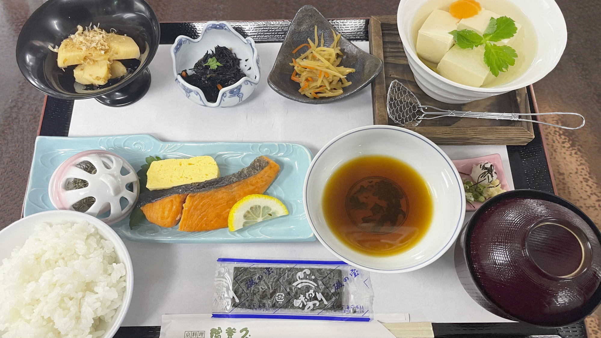 和朝食一例：京料理濱登久にて日替わり御膳をご用意いたしております。