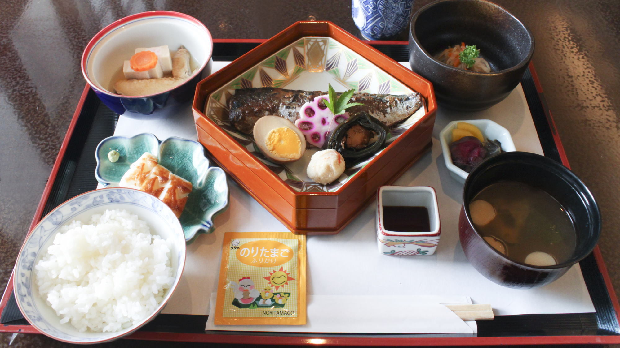 和朝食一例：京料理濱登久にて日替わり御膳をご用意いたしております。