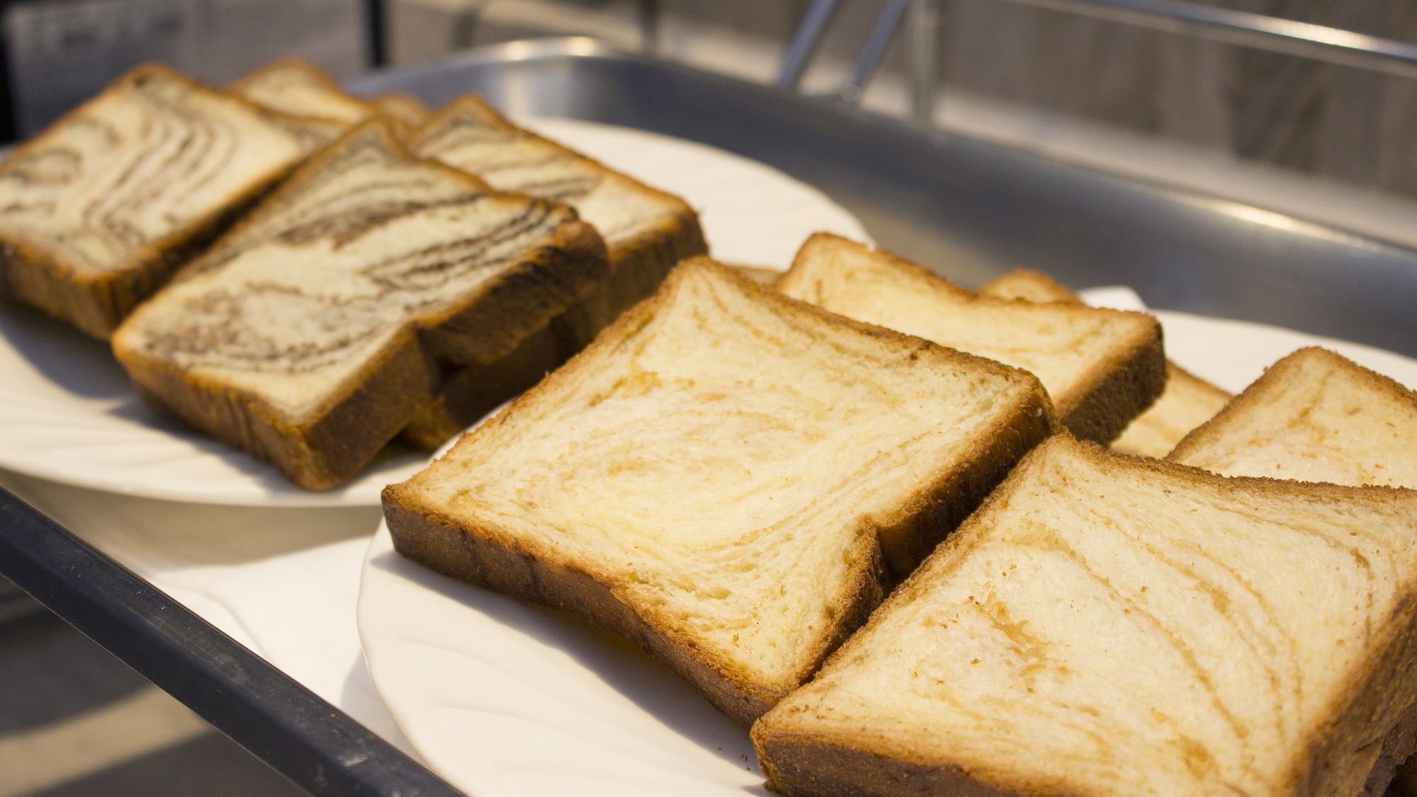 １Ｆレストラン「パティオ」朝食バイキング：ミニ食パン2種