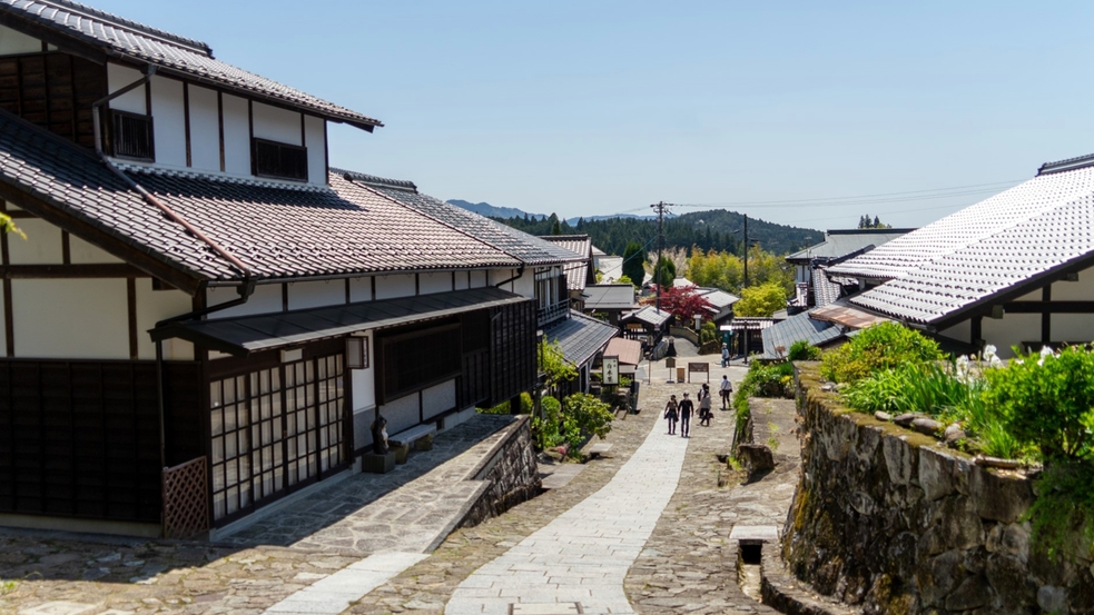 *馬籠宿/当館よりお車約30分。江時代の面影を残す石畳は情緒満点！島崎藤村の生家にもお立ち寄り下さい