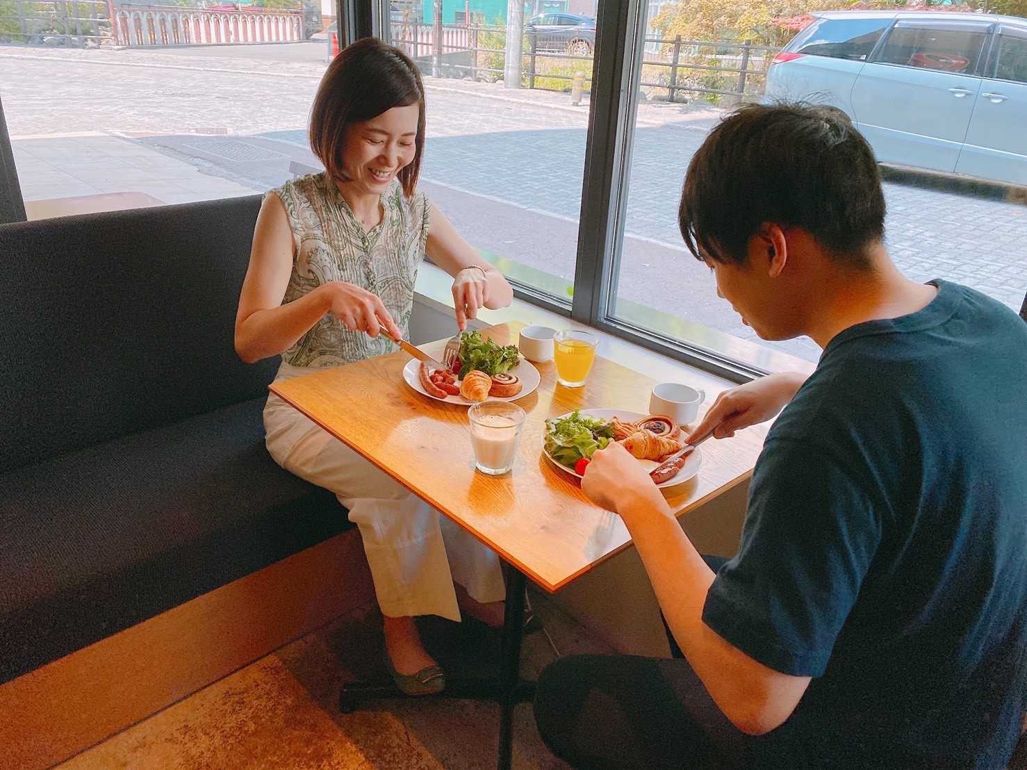 朝食：朝日差し込むラウンジで素敵な1日のスタートを