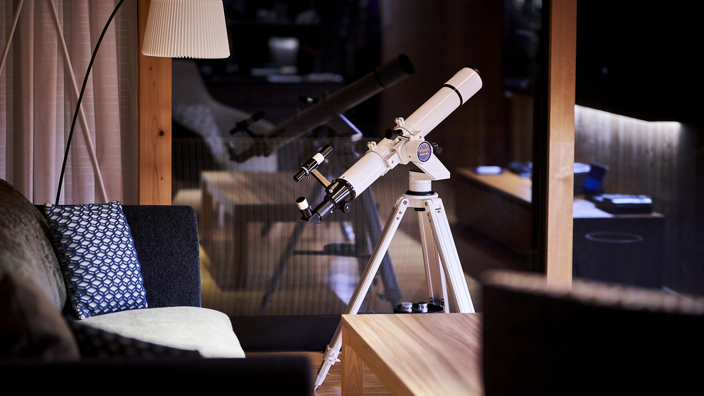 【客室設備-望遠鏡】自然豊かな“;里山”;ならではの楽しみ。童心にかえったように、月模様を愛でるひととき