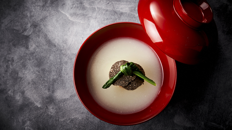 【冬のお料理／小蕪と新玉葱のフォンダン冬トリュフ】じっくり煮込まれたスープを冬トリュフの香りが覆う