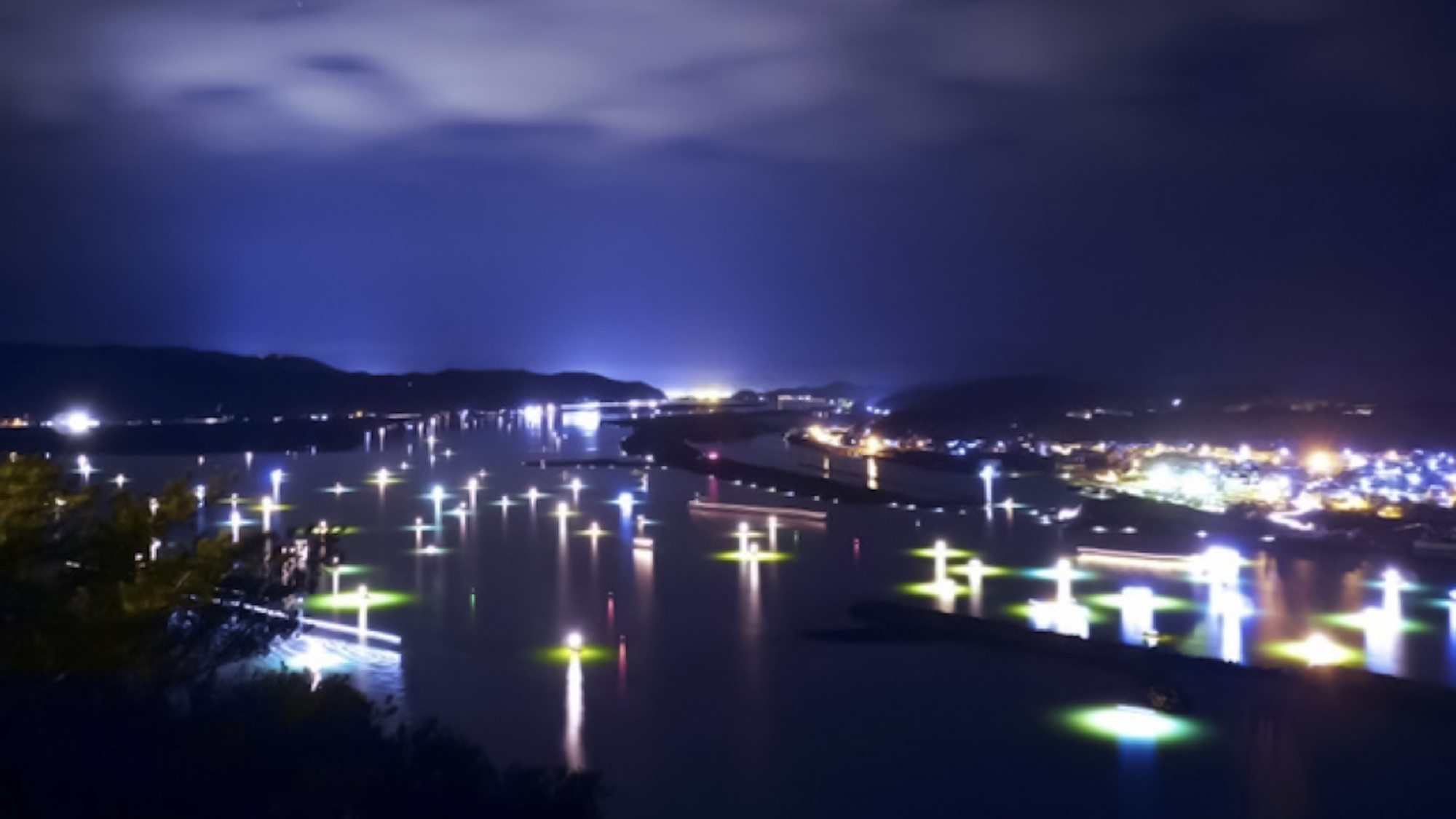 ・【シラス漁】川面を艶るシラスウナギ漁の「灯」。キラキラと光る川はまるで星空のようです※12月〜4月