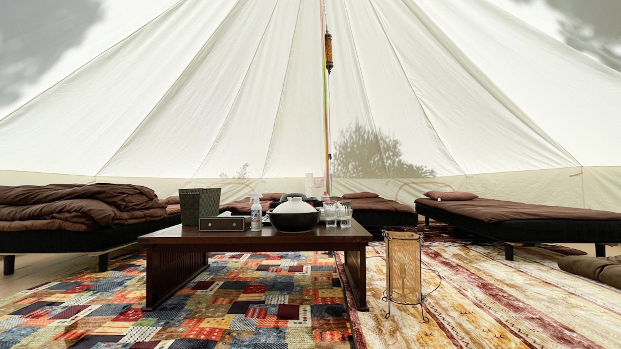 ・【リバーサイドフォレスト3】シングルベッドが4台のテント。温かみのある空間で快適に過ごせます