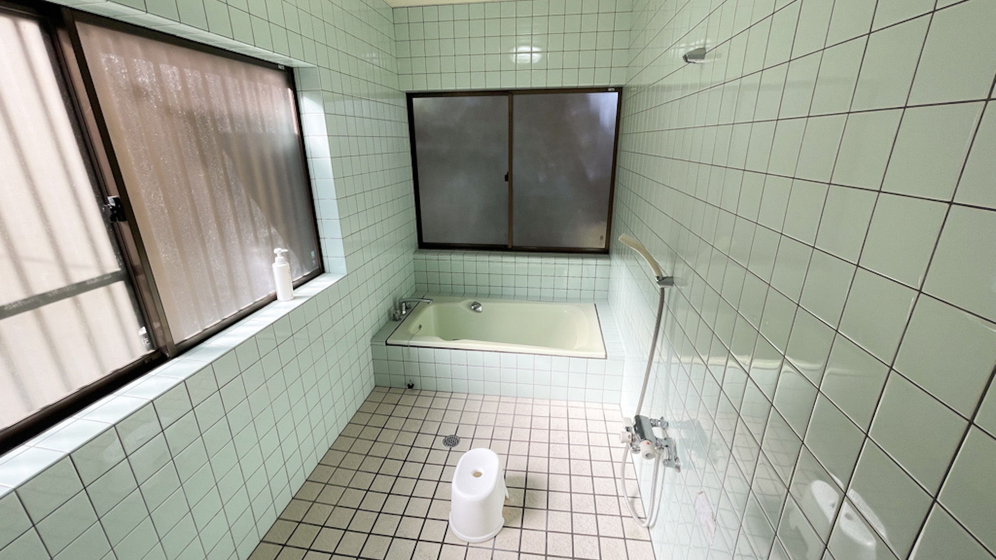 ・【コテージ／バスルーム】浴室はバスタブ付き。いつでも好きな時にリフレッシュできます